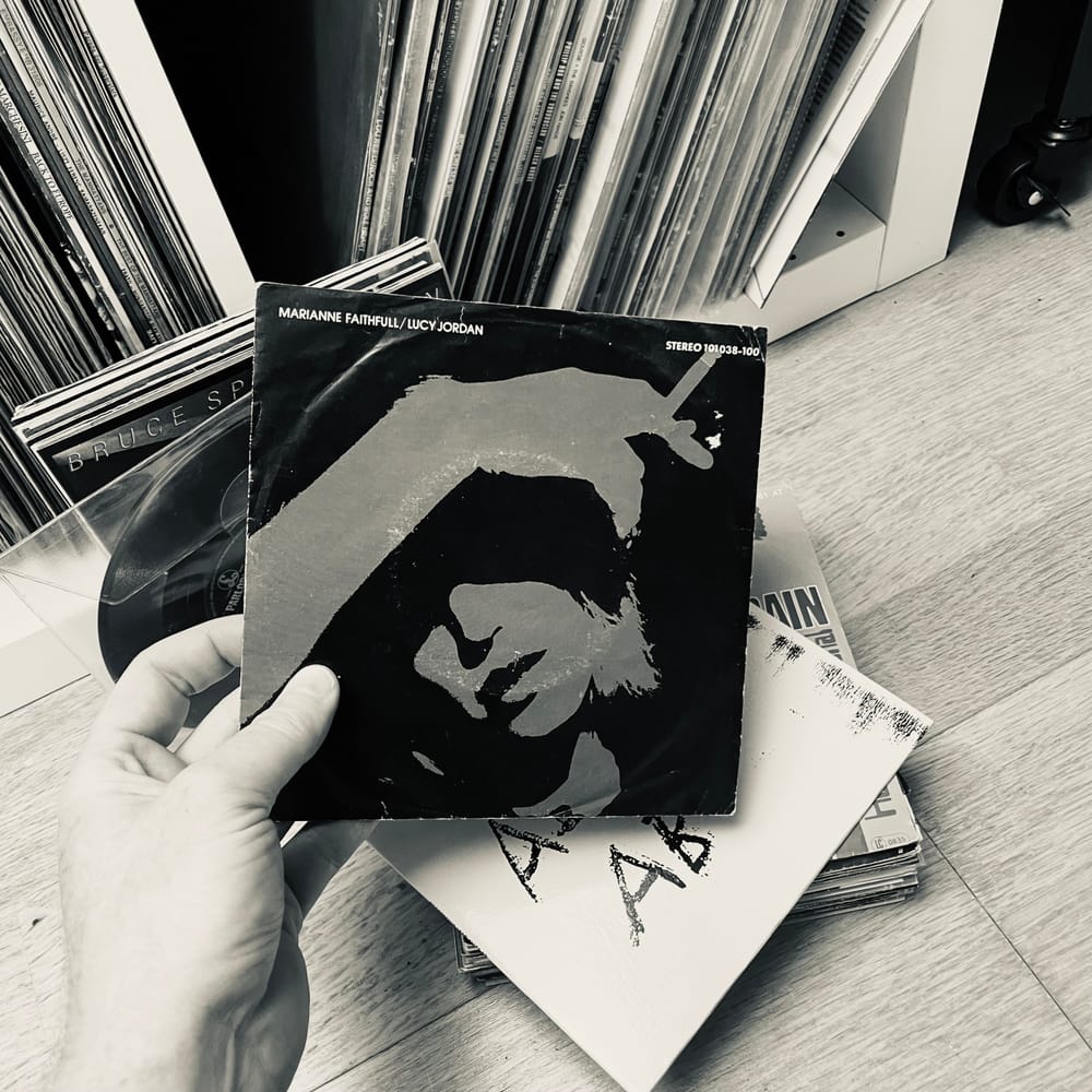 Marianne Faithful is dead